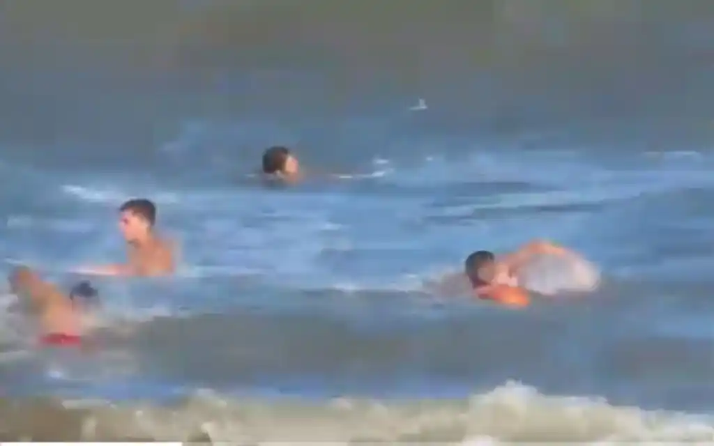 Guardavidas de Malvinas realizaron un impresionante rescate múltiple en Villa Gesell.