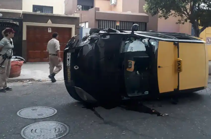 Un taxista volcó en el centro: denuncia que un motociclista le tiró una pinza y provocó el accidente