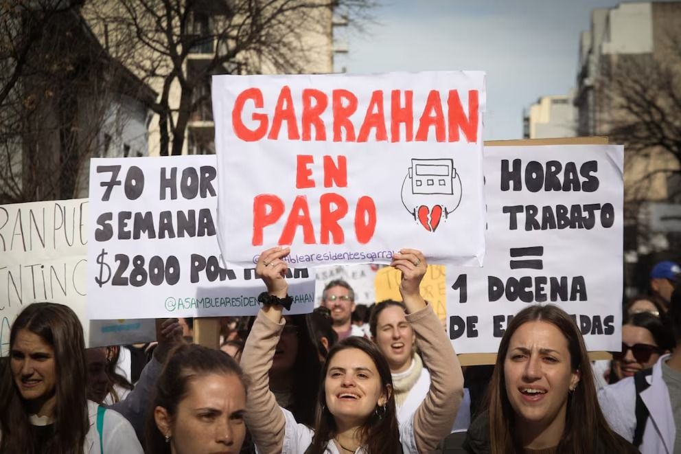 Trabajadores del Hospital Garrahan se movilizaron reclamando por la pérdida en el poder adquisitivo de los salarios (Foto: Silvana Safenreiter)