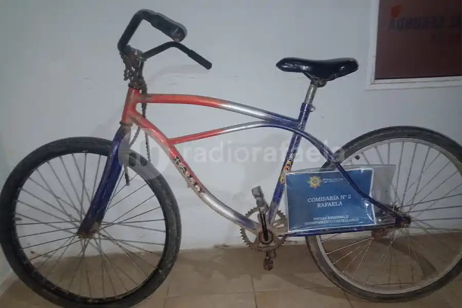 Pasó frente a una bicicletería y encontró su bici robada en marzo