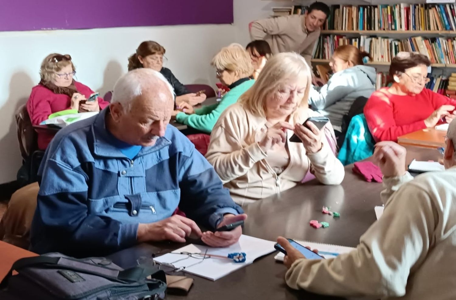 Lanzan la inscripción al curso gratuito sobre el uso de celulares para adultos mayores