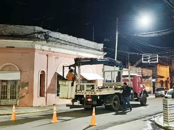 El municipio realiza el recambio de luminarias por tecnología led en distintas calles de la ciudad