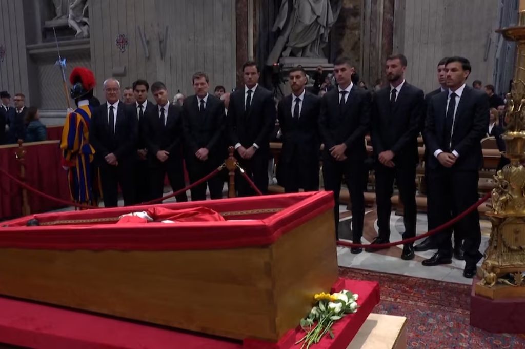 La delegación de la Roma que fue a despedirlo.