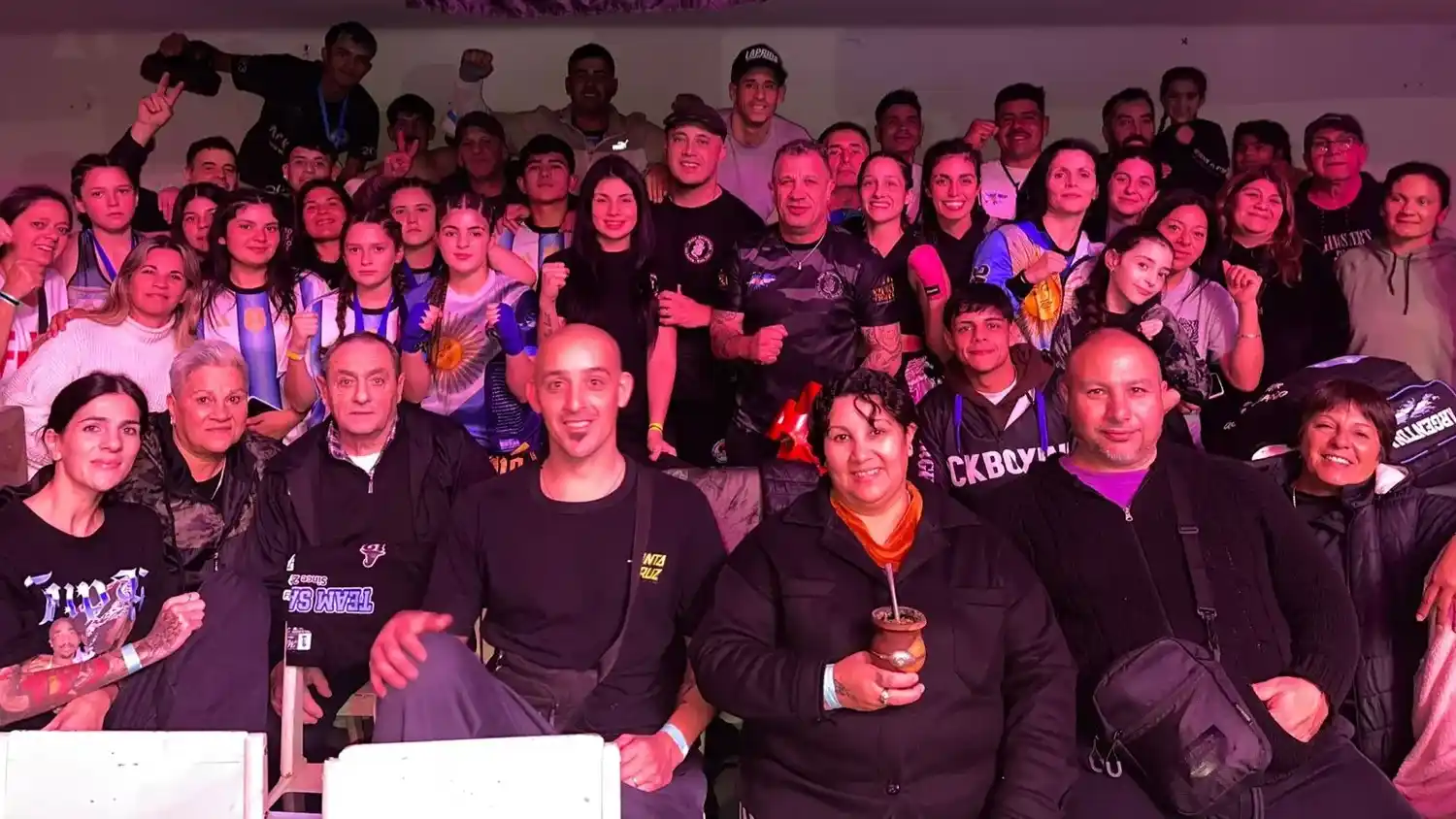 La delegación necochense que estuvo presente en el Laprida Fight Night
