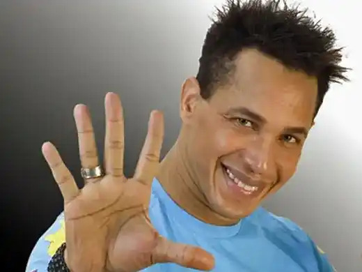 Jean Carlos celebra 29 años de carrera solista.