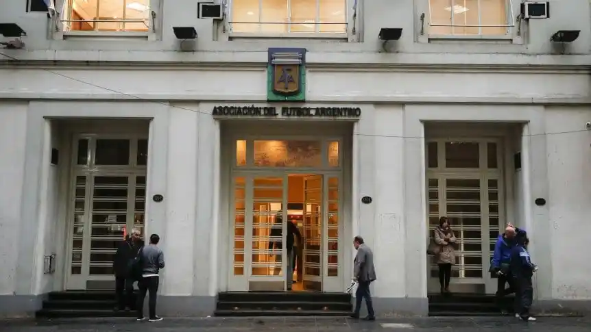 Duro cruce entre la AFA y la Superliga por la fecha de reanudación del torneo