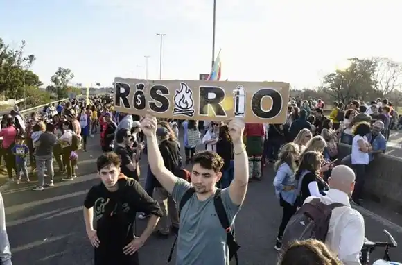 Humo en Rosario: cortaron el puente Rosario-Victoria en reclamo por la quema en las islas