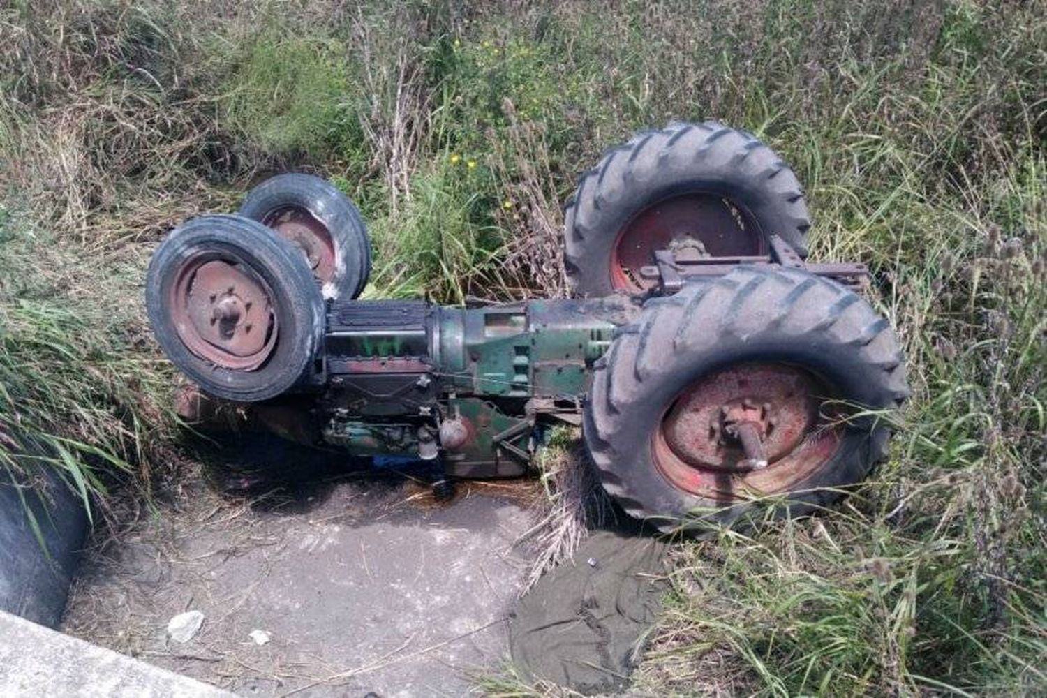 Tragedia en Ruta 130: trabajador rural falleció al caer en una alcantarilla con su tractor