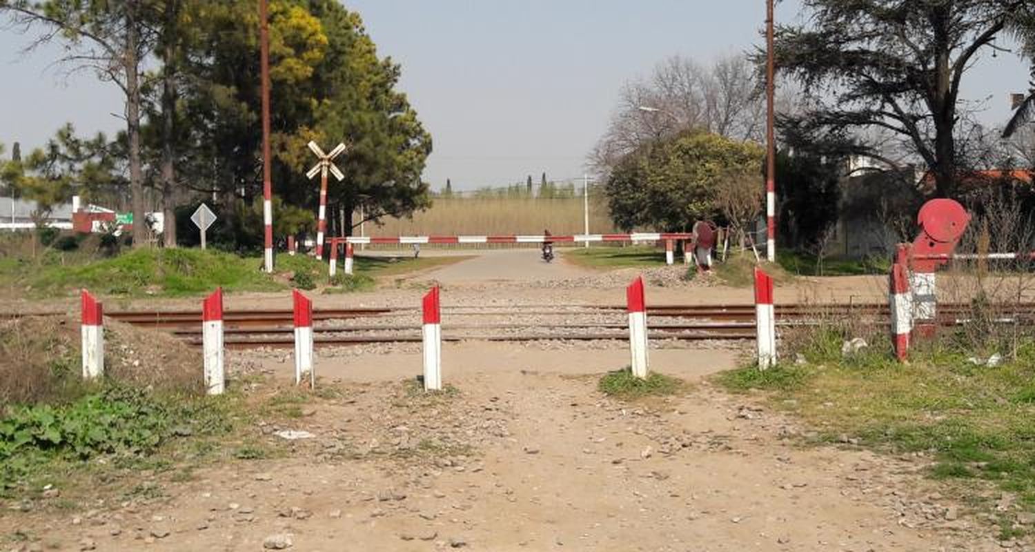 Un tren obstruyó el acceso por ruta 191 más de una hora y devolvió el debate sobre el paso a nivel de la escuela 10