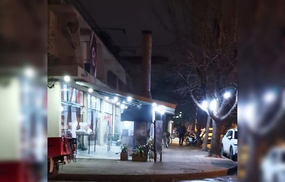 Sigue la polémica por la parrilla y el olor a chinchulín en el edificio Mitre: qué dicen el cantinero y los vecinos