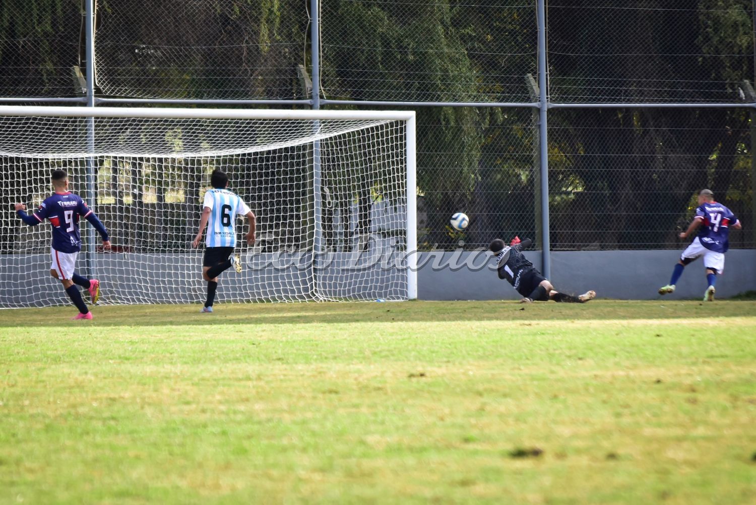La empujó de cara a la red. Gol del debutante Montiel para el 6-0 de Del Valle
