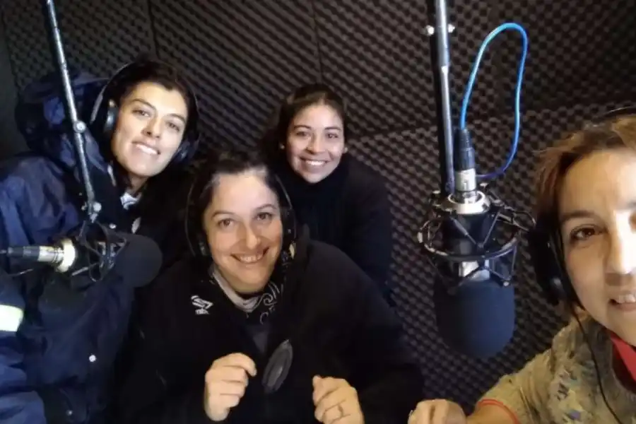 Cuatro mujeres a cargo de la única radio de la Antártida: "El objetivo es contar cómo vivimos acá"