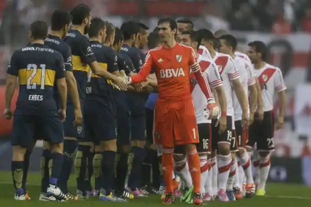 River y Boca juegan el Superclásico que paraliza al país 