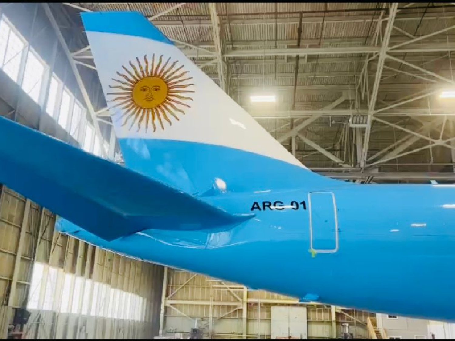 Las primeras fotos del nuevo avión presidencial: el detalle en la parte inferior del fuselaje y su nuevo nombre