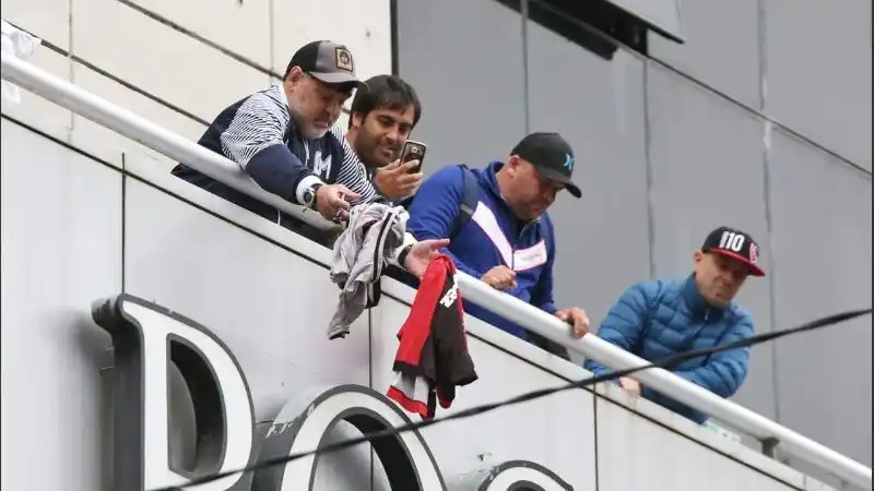 Maradona llegó a Rosario e hizo delirar a cientos de hinchas de Newell's