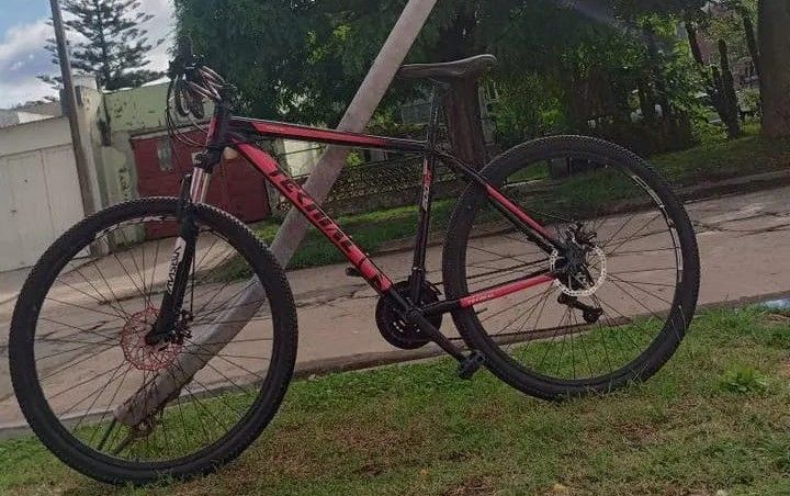 Esta bicicleta quedó en poder de un delincuente en la tarde de este jueves.