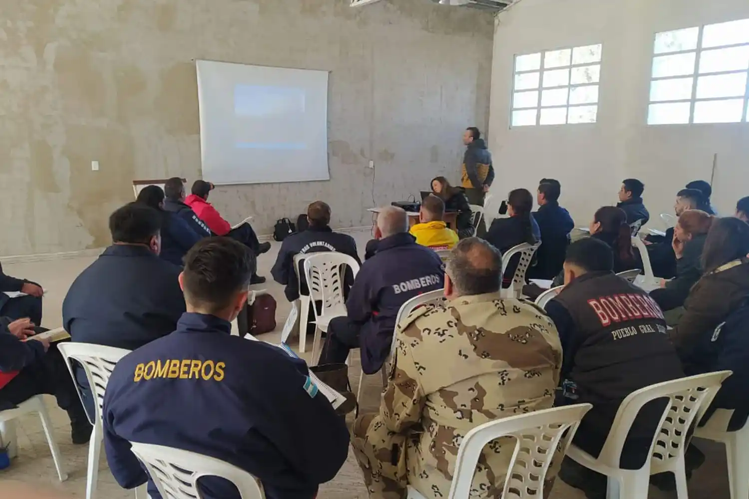 Bomberos se capacitaron sobre factores climáticos y meteorológicos para el combate de incendios forestales