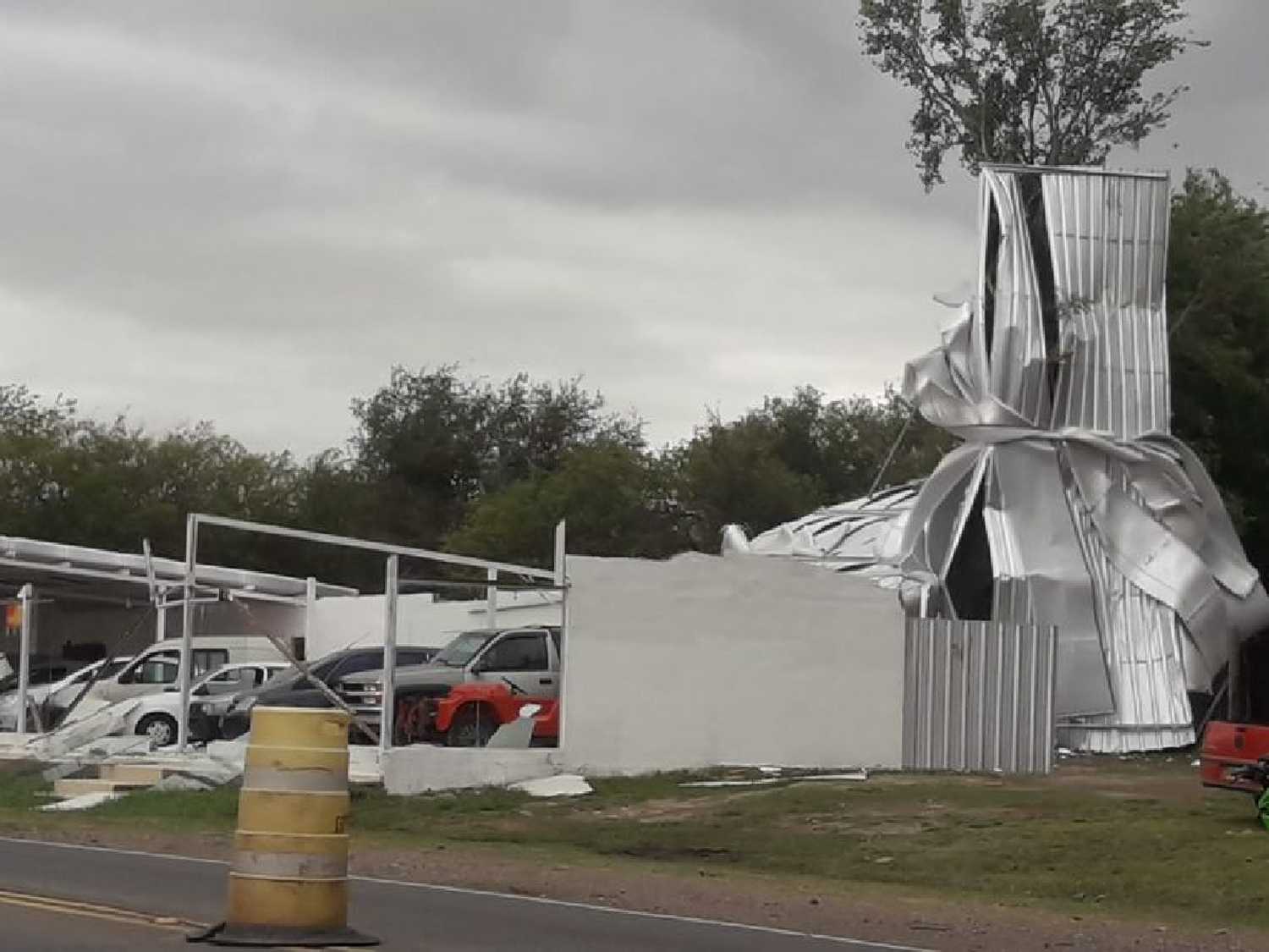 Destrozos en Villa Rumipal por el fuerte viento