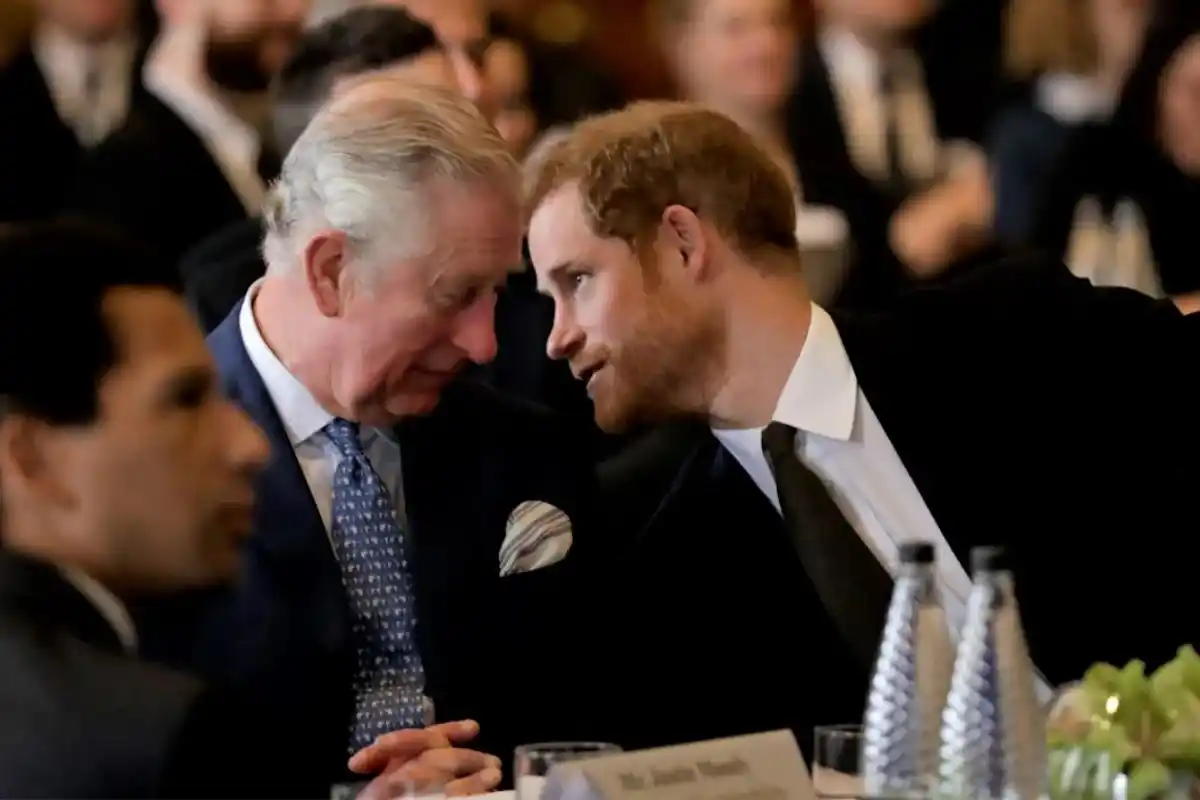 El príncipe Harry, distanciado de la familia real, viaja a Londres para ver a su padre.