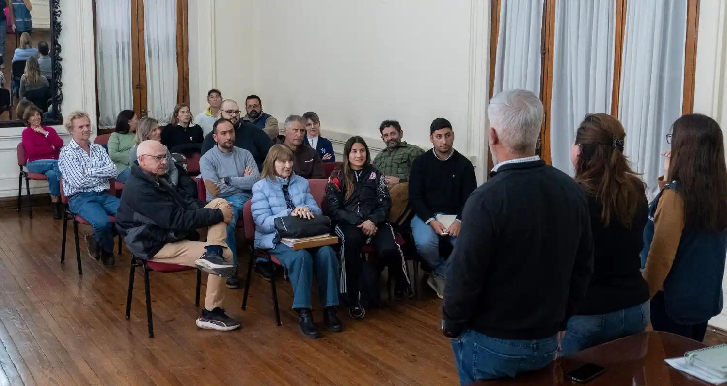 Reunión de autoridades municipales, educativas y de padres