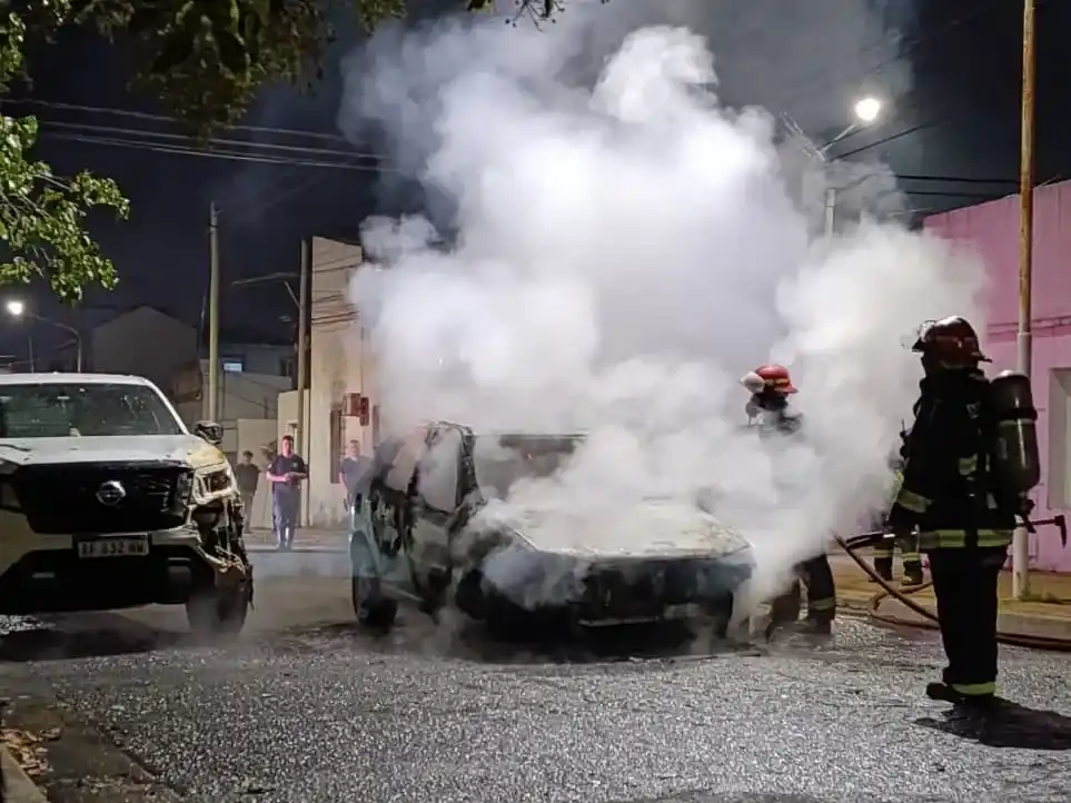Personal de Bomberos intervino en el lugar para sofocar las llamas.