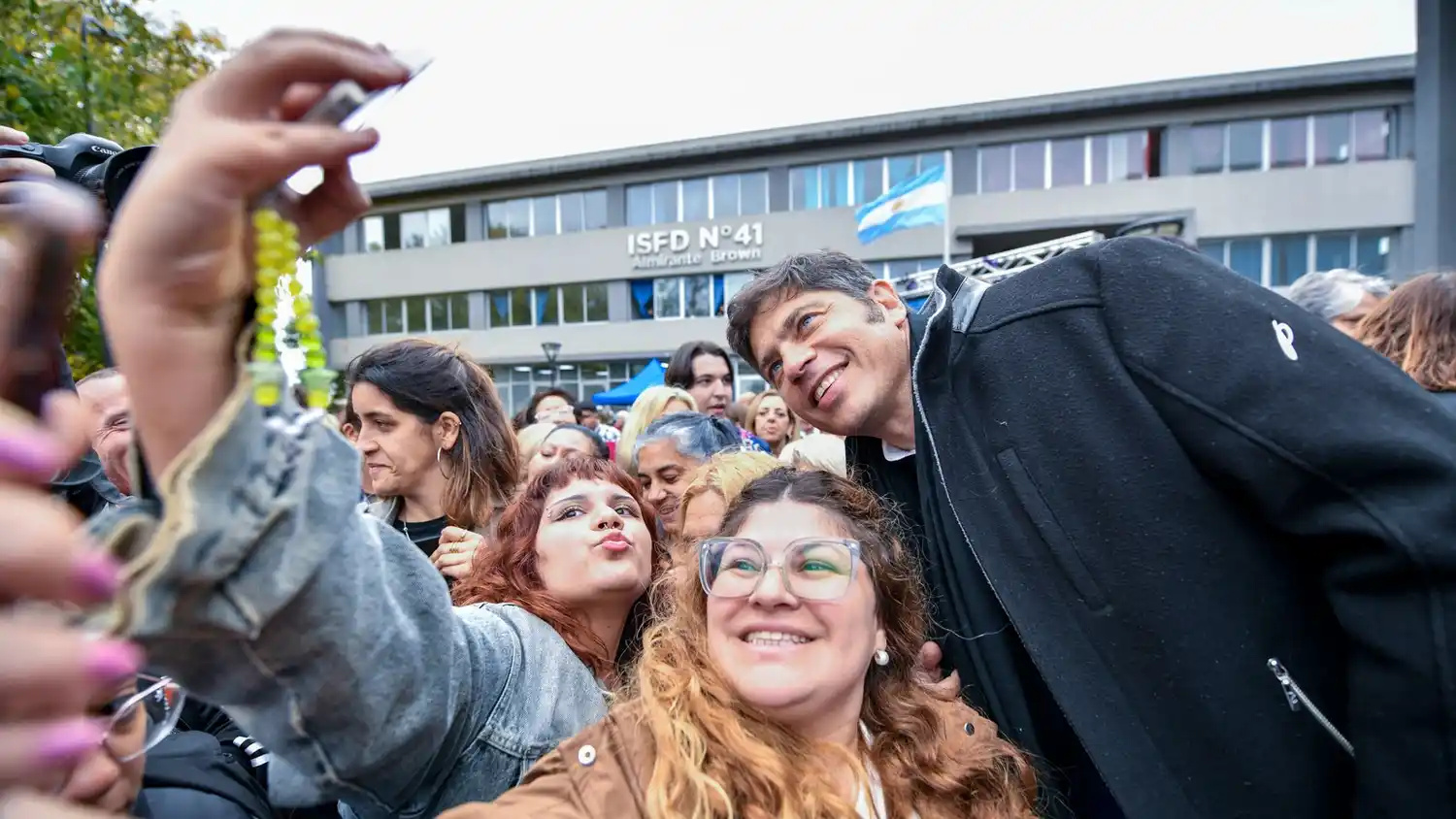 Kicillof recorrió la ampliación de un Instituto Docente.