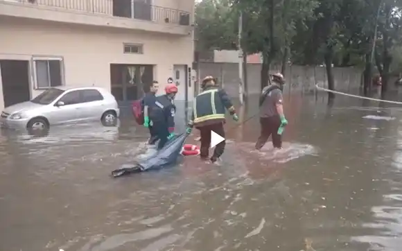 Murió un hombre en medio de la tormenta en Lanús: su cuerpo apareció flotando en una calle inundada