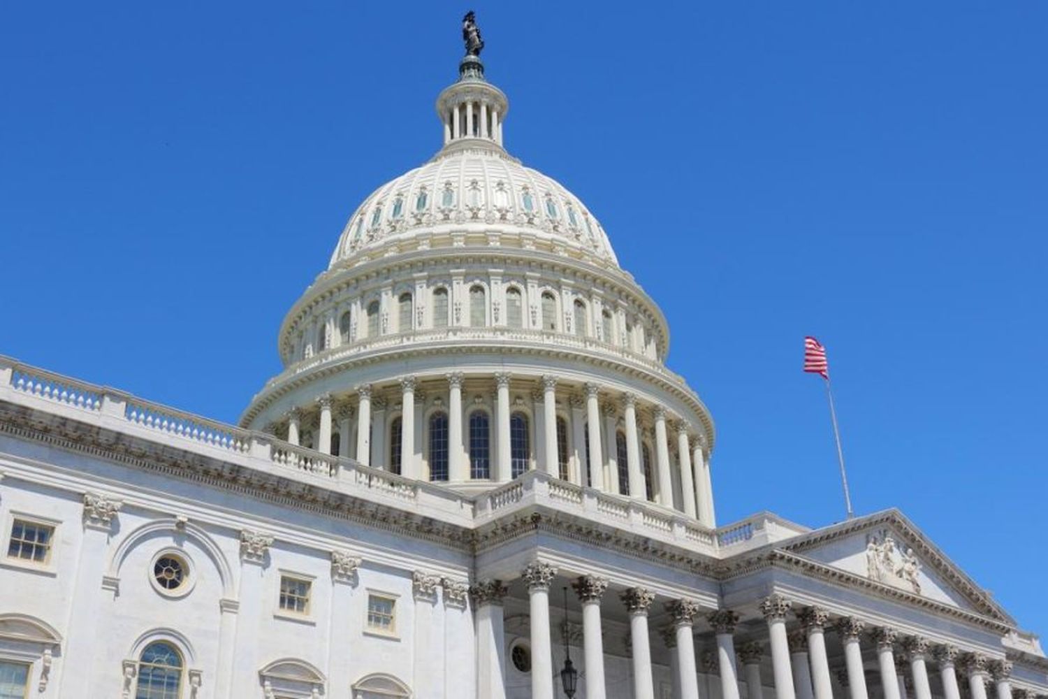 Estados Unidos: la carrera por el Congreso está reñida y no hay "ola roja republicana"