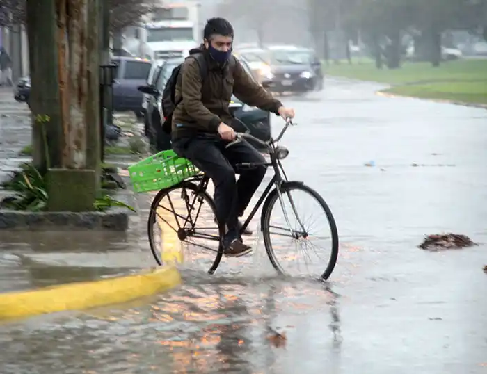 Tras la fuerte lluvia, calles anegadas y tránsito complicado
