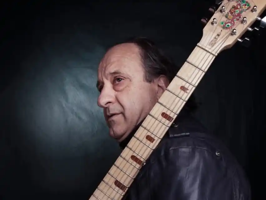 Apolín con la hermosa guitarra fabricada con sus propias manos. Gonzalo Celasco (junio de 2021).