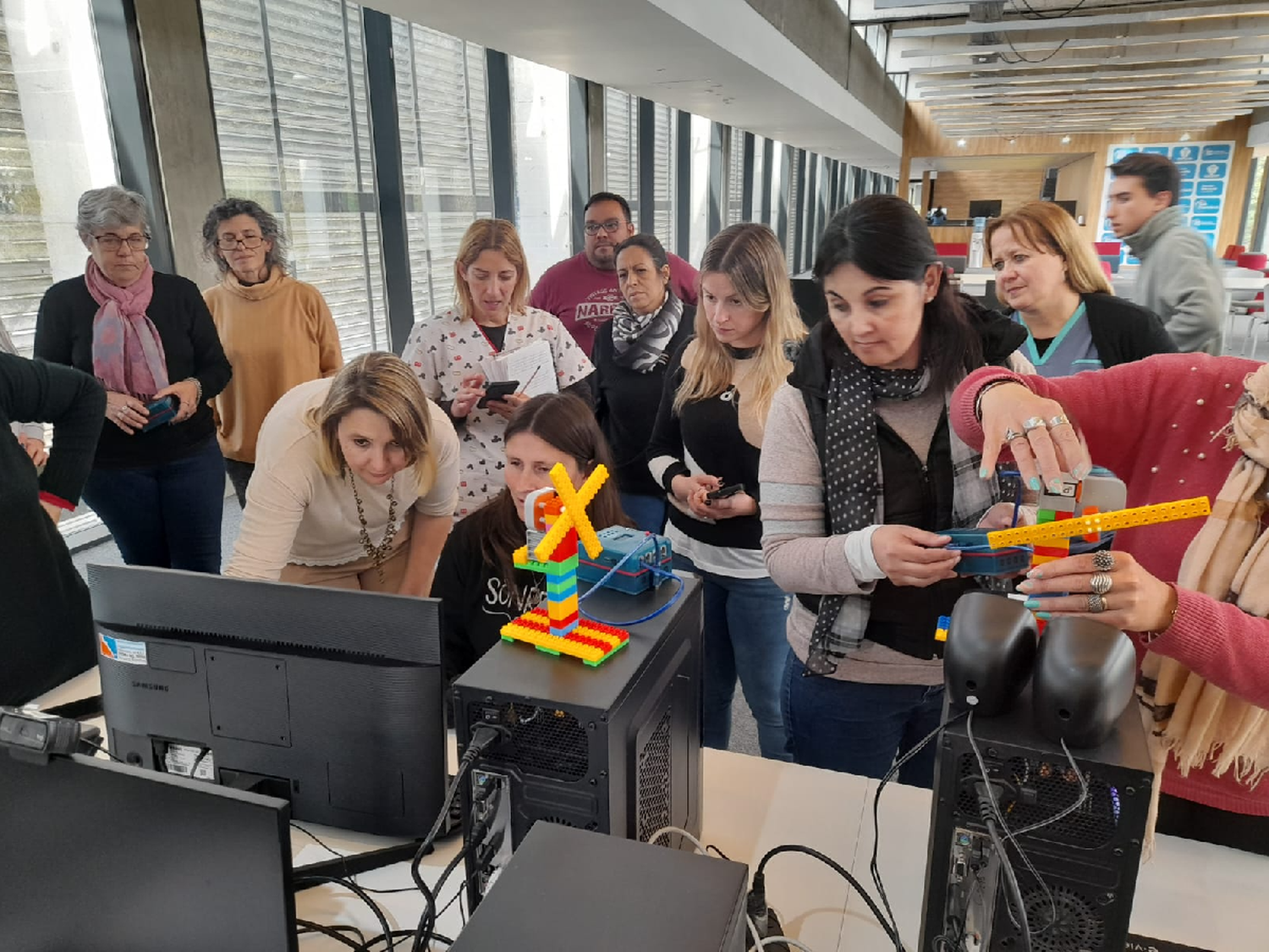 En la Tecnoteca capacitaron a docentes en Programación y Robótica   