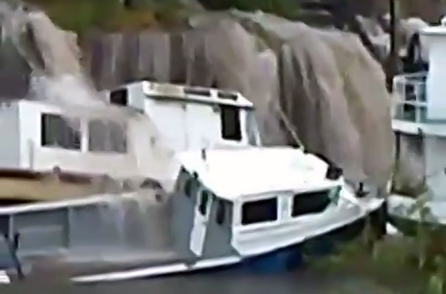 ¿Las Cataratas? La tormenta formó una cascada en el arroyo Saladillo y arrasó con embarcaciones