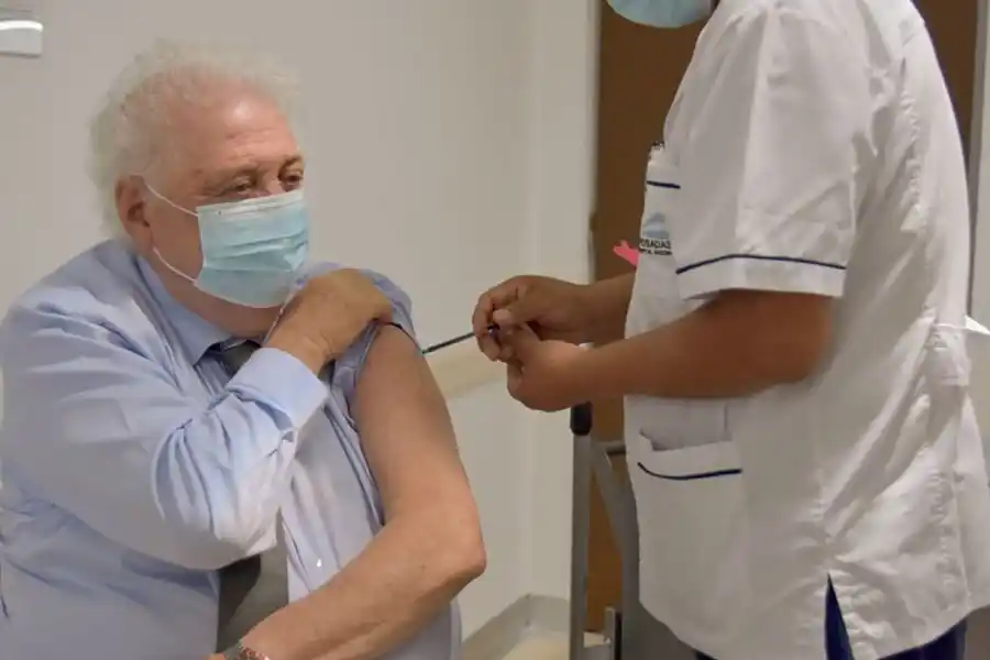 Ginés González García al recibir la vacuna Sputnik V; el juez de Corral de Bustos dijo que el comentario de la mujer debía evaluarse en un contexto donde el sistema de vacunación contra el Covid-19 era 