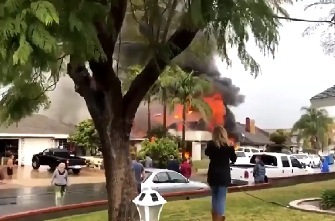 Una avión se estrelló en un barrio de Los Ángeles