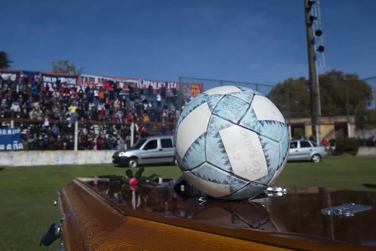 Cerca de mil personas despidieron al Trinche Carlovich en la cancha de Central Córdoba