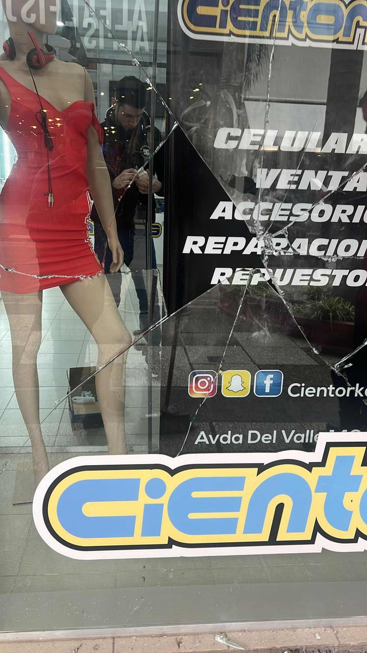 Rompieron una vidriera en pleno centro y se llevaron celulares de alta gama