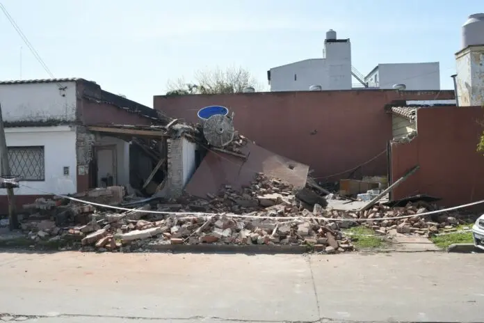 Investigan la explosión de una casa en San Miguel causada por una fuga de gas