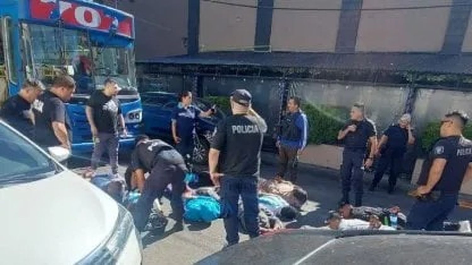 Detuvieron a 22 miembros de la barra disidente de Racing en Avellaneda: Tenían facas y cadenas