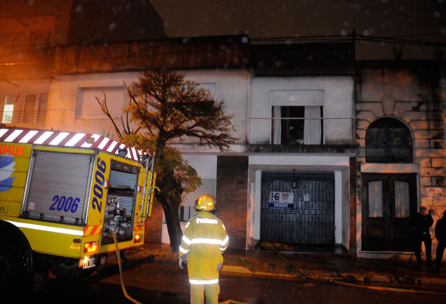 Se incendió una casa en Maipú al  200 y un joven sufrió heridas leves