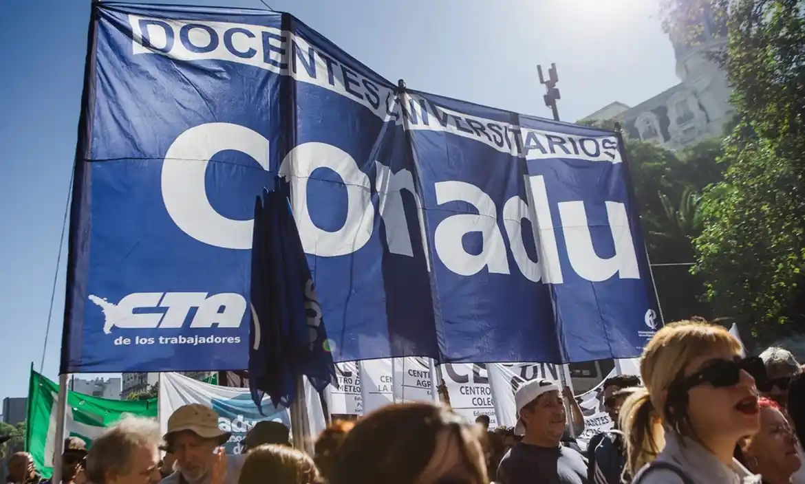 Tras el veto a la ley de financiamiento universitario, oposición, gremios y estudiantes convocan a una marcha