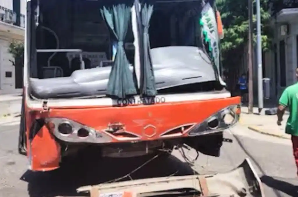 Video: impresionante choque entre un micro escolar y un camión: 14 niños heridos