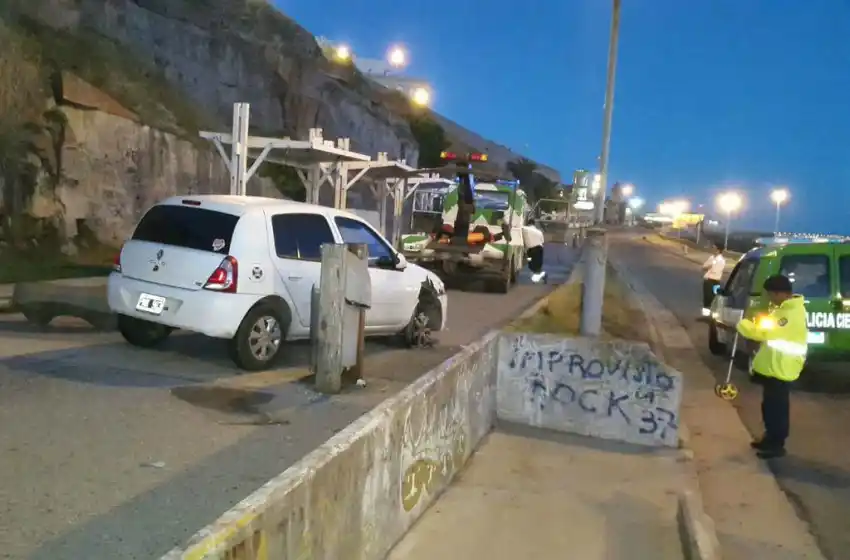 Conducía ebrio y terminó sobre la senda de los artesanos de Varese