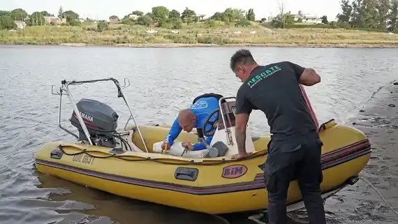 Intensa búsqueda de un joven que desapareció mientras nadaba en aguas del río Quequén