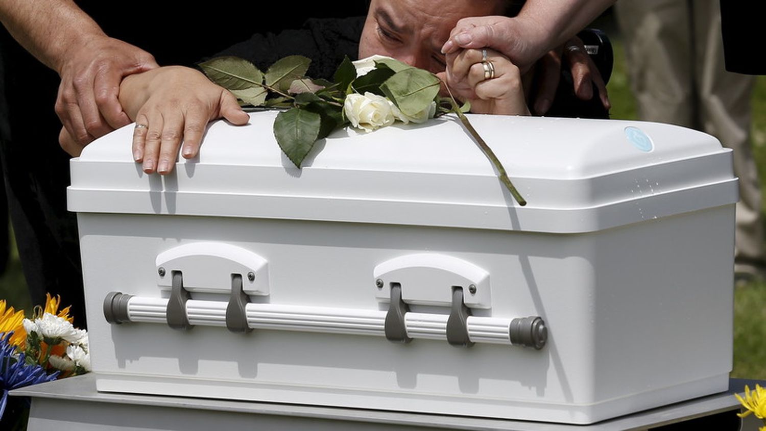 Fueron a retirar el cuerpo de su bebé fallecido, pero les dieron un ataúd lleno de basura