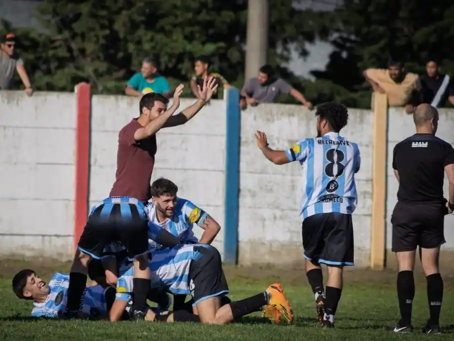Claromecó fue el mayor beneficiado por la última fecha, venció a Unión con un agónico gol a los 50’ y se metió en el pentagonal que definirá al campeón del Clausura (Gentileza Alejandro Zygal)
