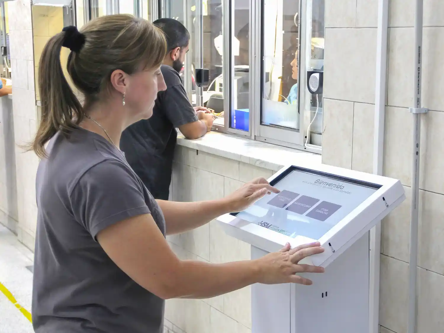 El hospital San Martín dio un salto de calidad en la atención presencial mediante tótems de autogestión