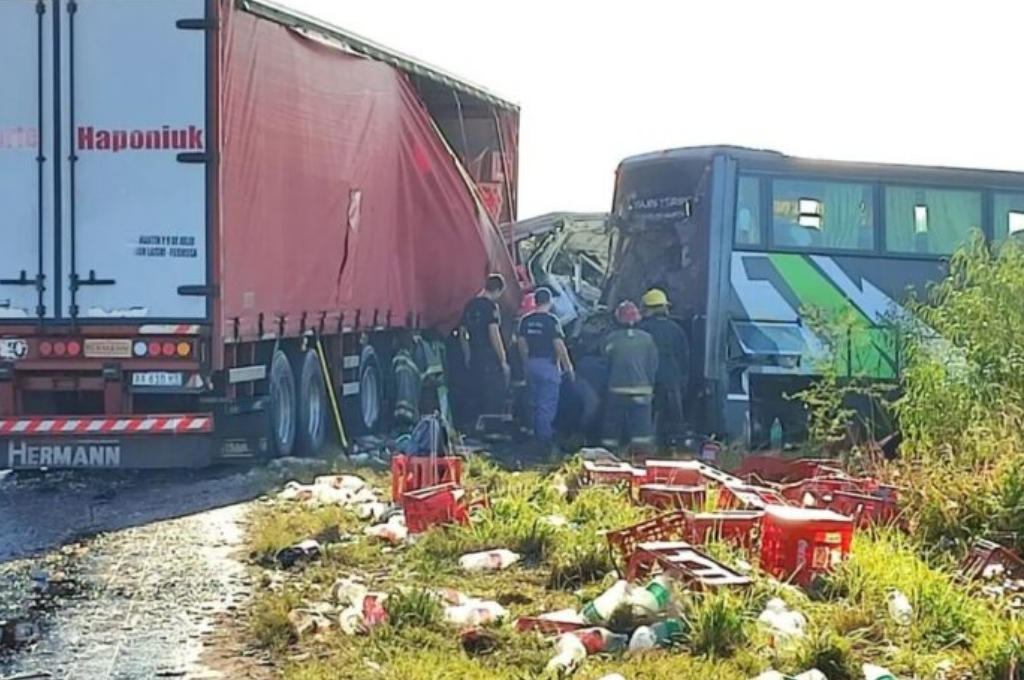 Bomberos y policías trabajan en el lugar.