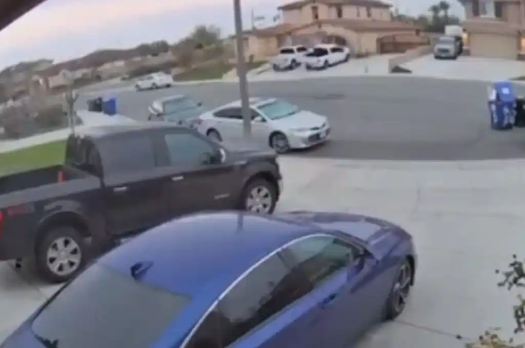 Un auto se estrelló contra una casa