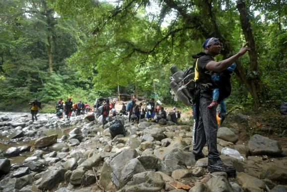 ¡ESCALOFRIANTE! Salvan a migrante y su bebé de ser arrastrados por río en el Tapón del Darién (+VIDEO)