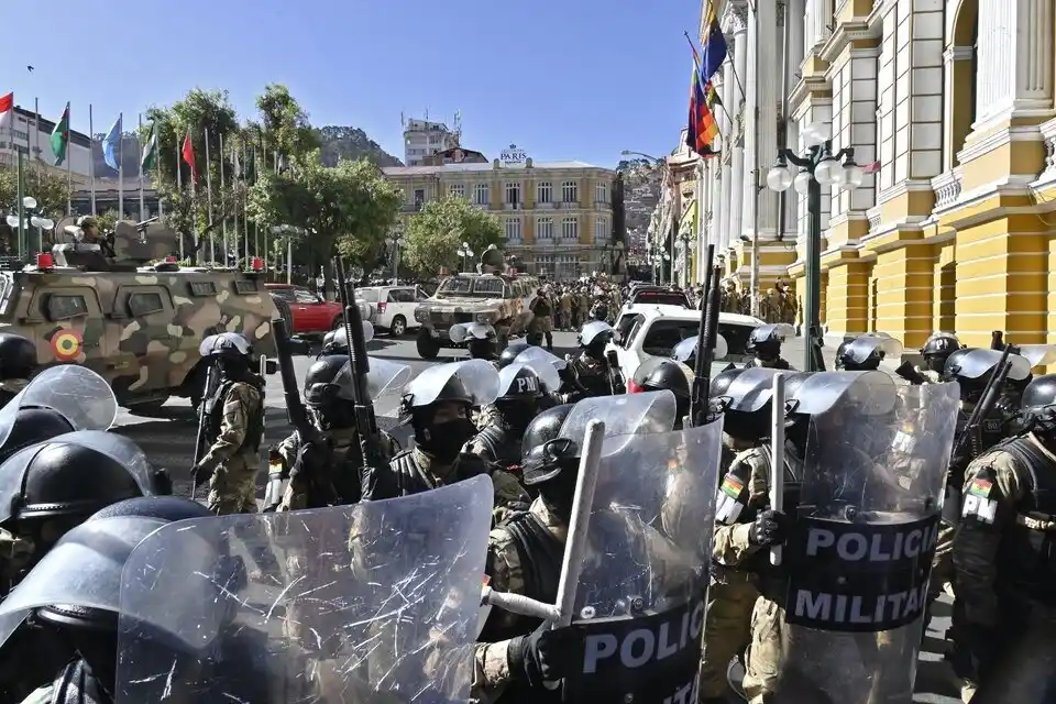 El grupo militar insurgente avanzando sobre la Plaza Murillo.